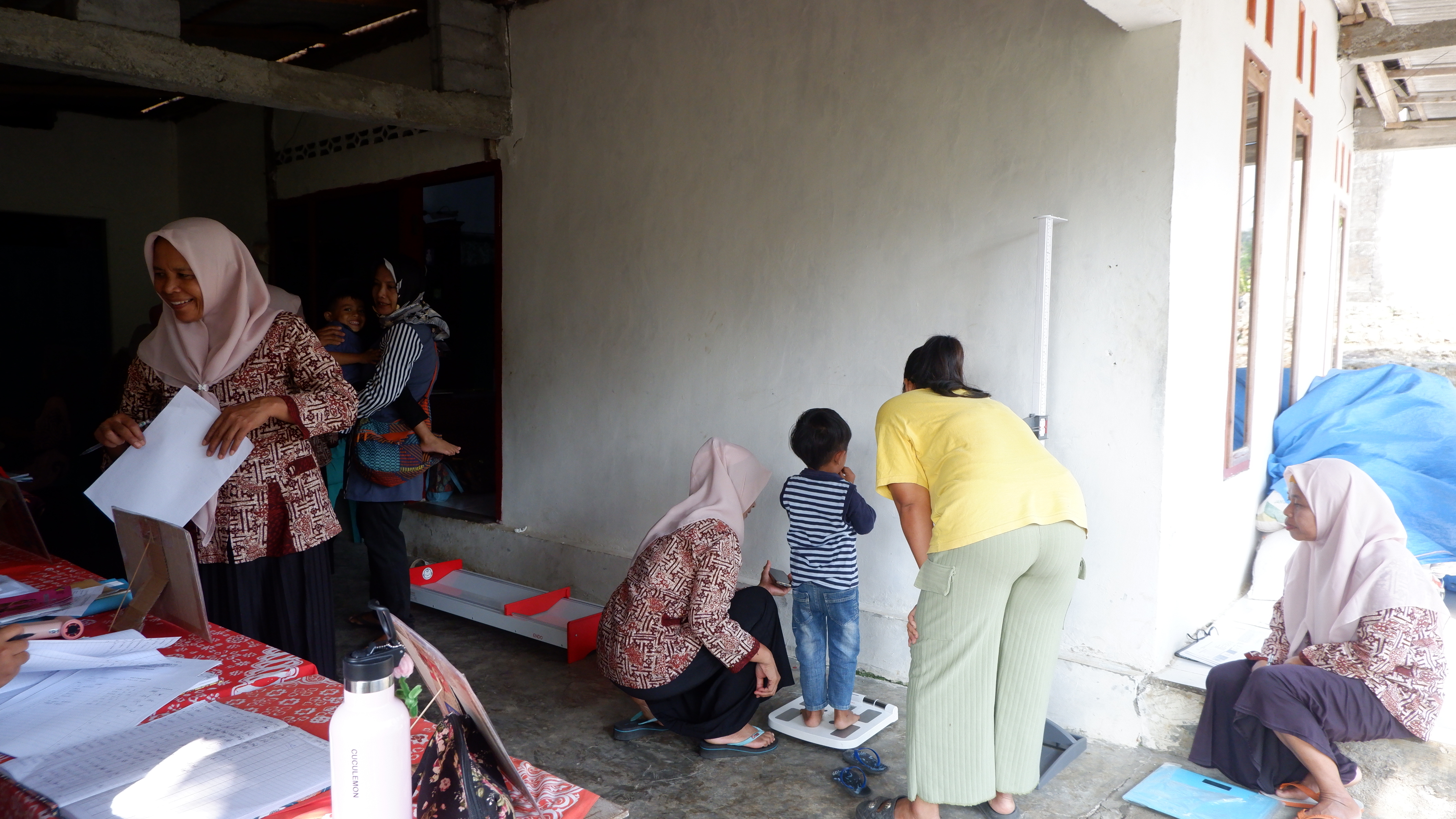 Kepedulian Tanpa Batas KKN 137 UMM Turun Tangan Kawal Kesehatan Balita dan Lansia di Posyandu Mentaraman